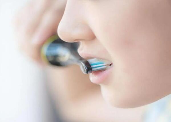 電動牙刷當手動刷可以嗎 電動牙刷當手動刷可以嗎